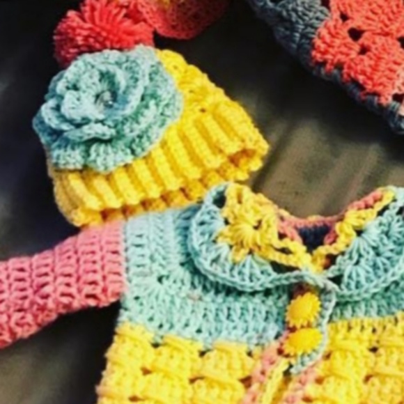 Baby blanket, new born sweater, hat and booties - Picture 4 of 4